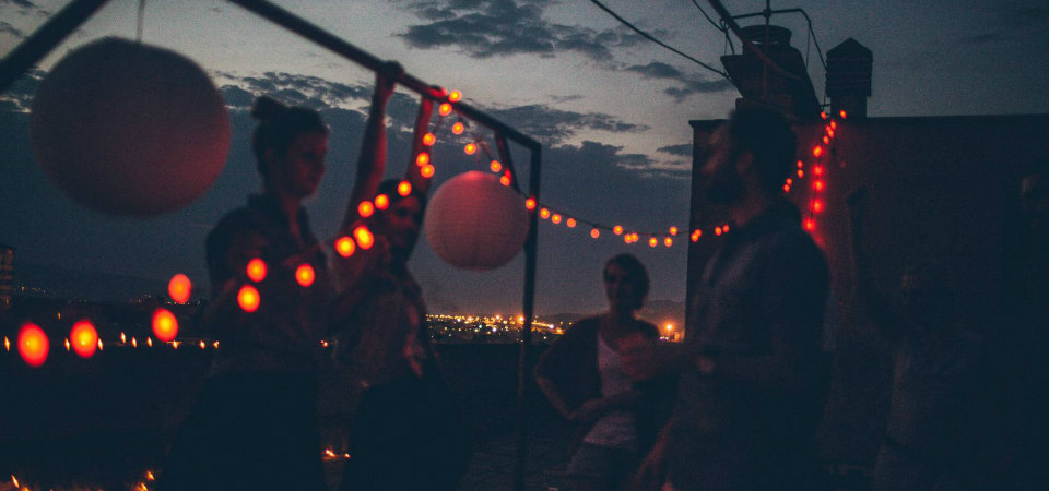 fête sur une terrasse avec guirlandes rouges 