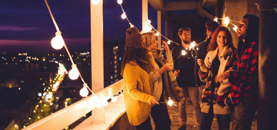 fête sur un balcon guirlandes et lumières